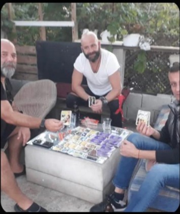 Tarot kartlarıyla masa başında bir grup